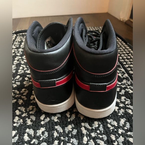 Air Jordan Retro High OG Black/Gym Red Men’s 11 - Picture 2 of 4